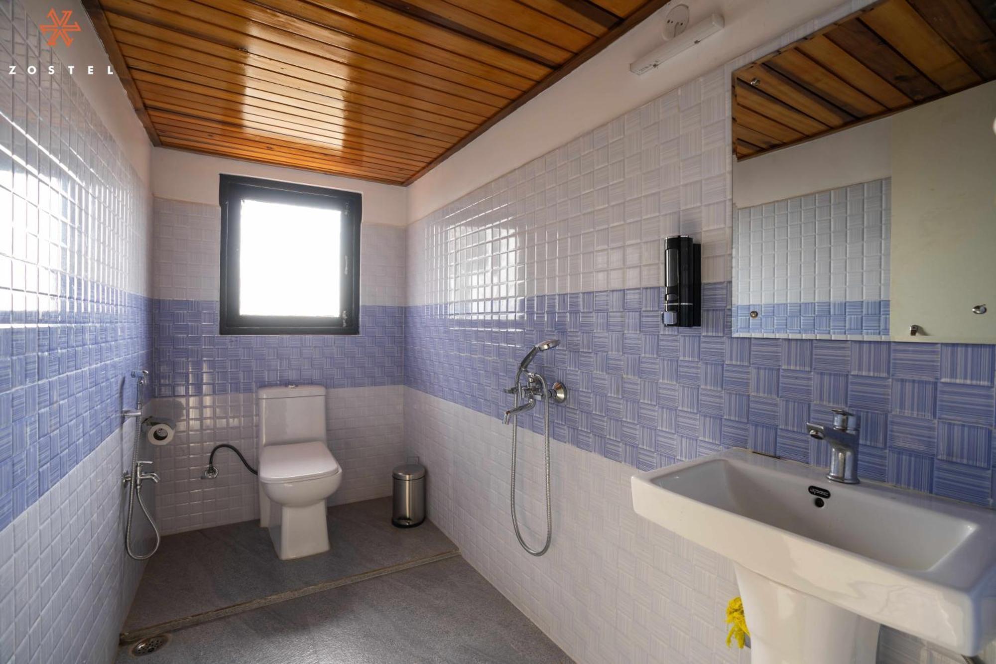 Zostel Rinchenpong Hostel Bilik gambar